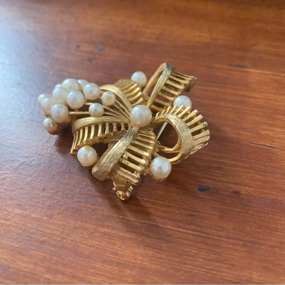 Lisner Vintage gold tone and pearl bow flower brooch pin